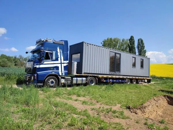 Modrá nákladná súprava Maiges Trans počas prepravy